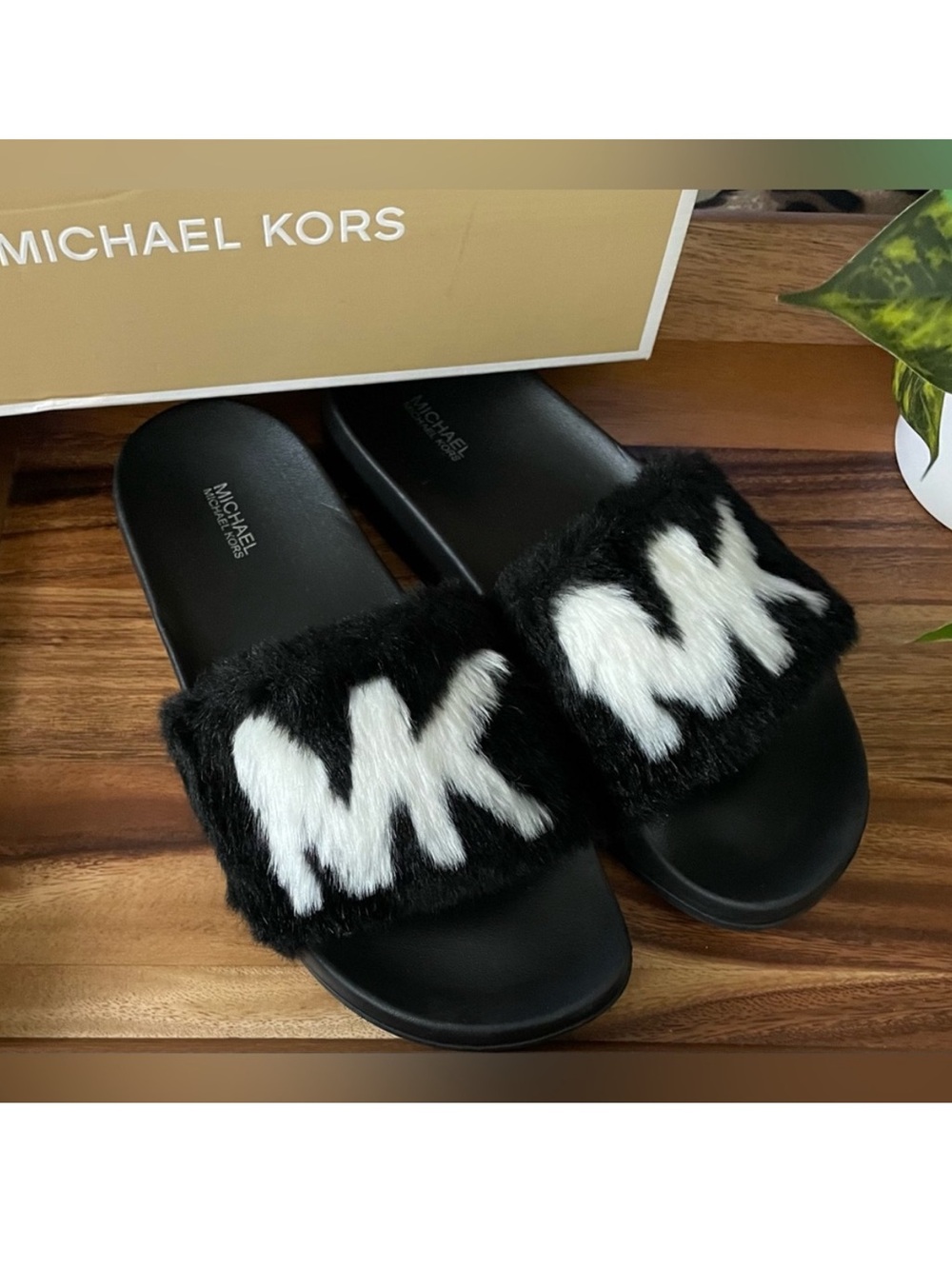 Beautiful Michael Kors Black & White Faux Fur MK Logo Slide Sandals, EUC!